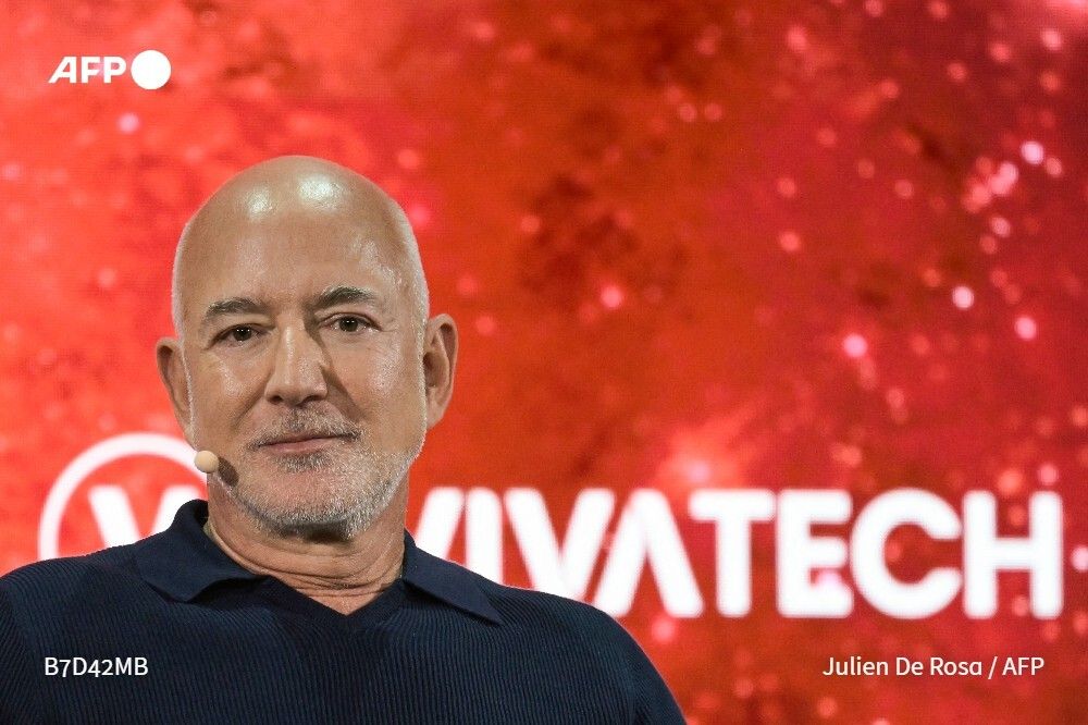 afpfr's tweet photo. 🚀 Jeff Bezos, fondateur d'Amazon devenu entrepreneur dans le domaine spatial, a dit mercredi à Paris rêver de rendre la Terre à son état d'avant l'ère industrielle, en envoyant toutes les activités polluantes ailleurs dans l'espace.

➡️ https://t.co/RDknAAtw1m https://t.co/bEc8exhKJB