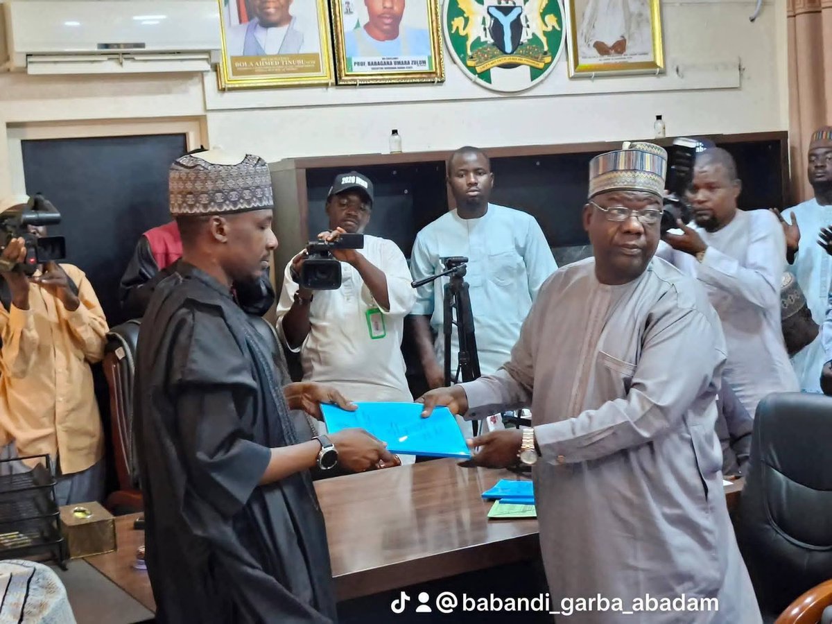 Muhamma21111153's tweet photo. @EngrBababe Assumes Office as Commissioner, Ministry of Works and Housing

@EngrBababe has officially taken over the affairs of the Borno State Ministry of Works and Housing from the Acting Permanent Secretary Engr. Abubakar Ali Baware.

Read more...

https://t.co/he0aTjoTBX https://t.co/LS4HQmXVMV