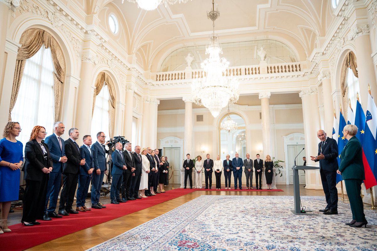mnz_gov_si's tweet photo. Minister Franci Matoz se je v predsedniški palači udeležil sprejema za novoimenovano @vladaRS pri predsednici republike @nmusar. 🤝

📷 Vlada Republike Slovenije https://t.co/mhgo5rGsKW