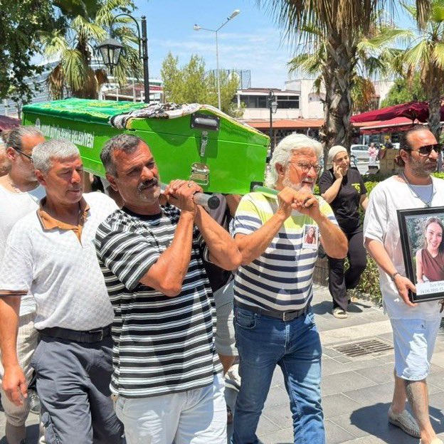 pusholder's tweet photo. Oyuncu Ece İrtem son yolculuğuna uğurlandı. https://t.co/zDZQBlWGGb