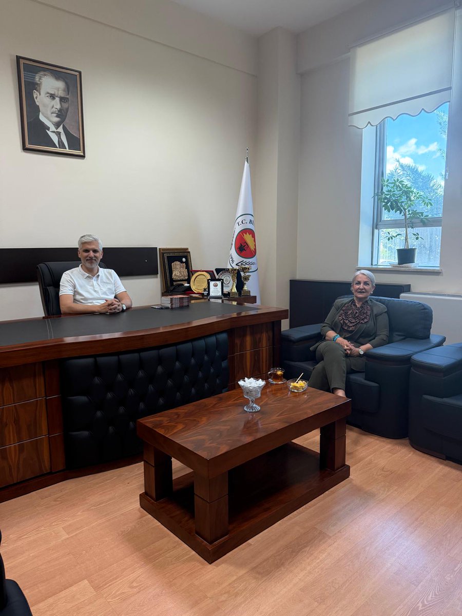 Bingol_Barosu's tweet photo. Eğitimci Semiramis Karaarslan hocamız baromuza ziyarette bulunarak kıymetli eşi, meslek büyüğümüz merhum Av.Zihni Karaarslan’ın Bingöl Masalları kitabını baro başkanımız ve baro kütüphanemize hediye etmiştir. Bu nazik davranışından dolayı kendilerine teşekkür ederiz. https://t.co/Gjj9RFID6z