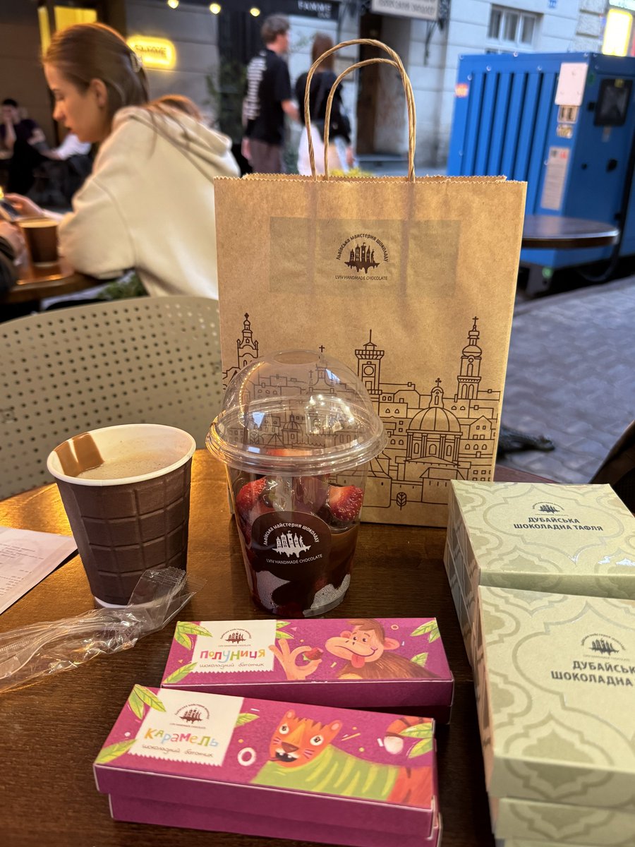 mdvdt_f's tweet photo. Lviv Handmade Chocolateでお土産購入兼デザート https://t.co/wYPuypxaFq
