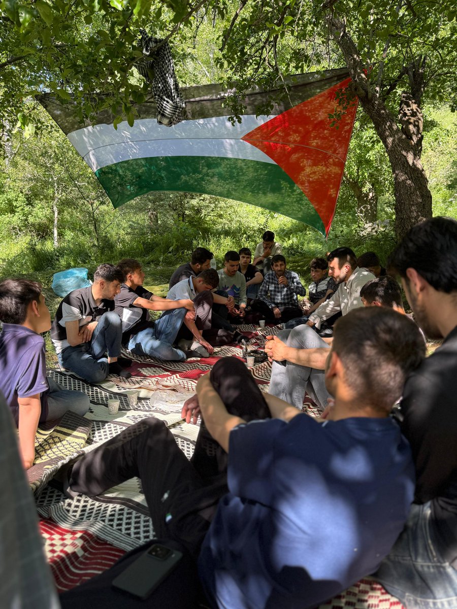HurGenclik_49's tweet photo. HÜDA PAR Muş İl Gençlik Kolları olarak "Gençlik ve Gazze" temalı "Doğa yürüyüşü" etkinliği gerçekleştirdik. Katılım gösteren kardeşlerimize teşekkür ederiz.
#DoğaYürüyüşü https://t.co/83l8xIwv63
