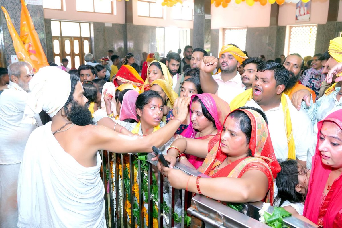 rajeshchbjp's tweet photo. आज श्री गंगा दशहरा के पावन पर्व पर आयोजित स्वयंभू श्री झाड़ी वाले हनुमान जी महाराज के 35वें वार्षिकोत्सव एवं श्रीमद्भागवत कथा के शुभारंभ अवसर पर श्री झाड़ी हनुमान मंदिर, शेरगढ़ रोड, नौहझील (मथुरा) में आयोजित भव्य कलश यात्रा में मेरी धर्मपत्नी एवं नौहझील ब्लॉक प्रमुख श्रीमती सुमन चौधरी जी सम्मिलित हुईं।

इस अवसर पर झाड़ी वाले हनुमान महाराज जी के दर्शन-पूजन कर उनका आशीर्वाद प्राप्त किया एवं क्षेत्र की सुख-समृद्धि, खुशहाली और जनकल्याण की मंगलकामना की।

#श्रीमद्भागवतकथा #कलशयात्रा #गंगादशहरा #झाड़ीवालेहनुमानजी #नौहझील #मथुरा #सनातनसंस्कृति #JaiShriRam #JaiHanuman