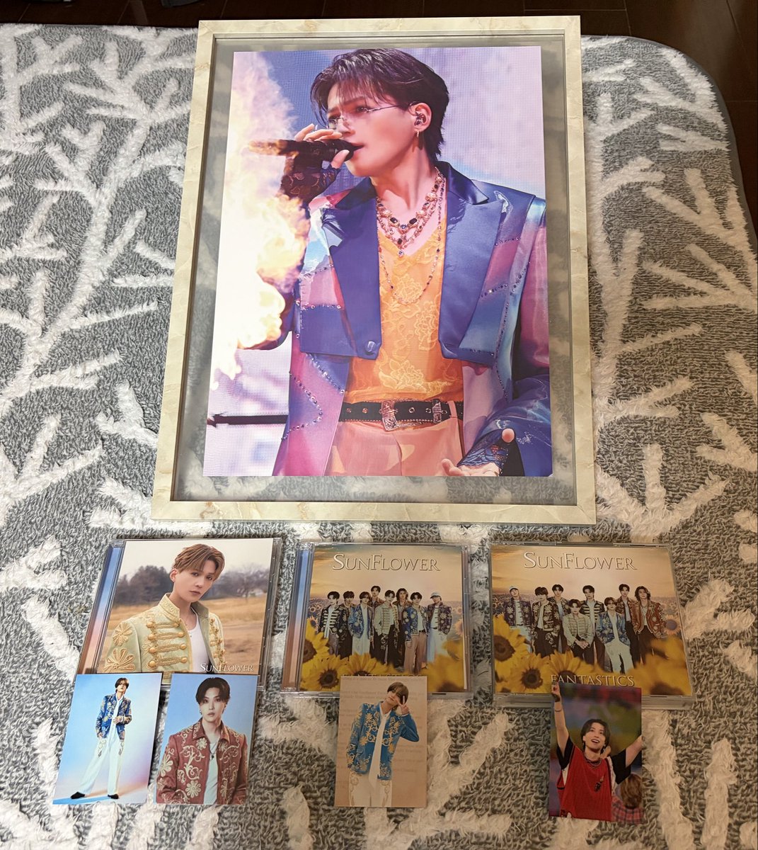 SUNFLOWERの公式サイト分が昨日届いて、 タワレコでフラゲした分と