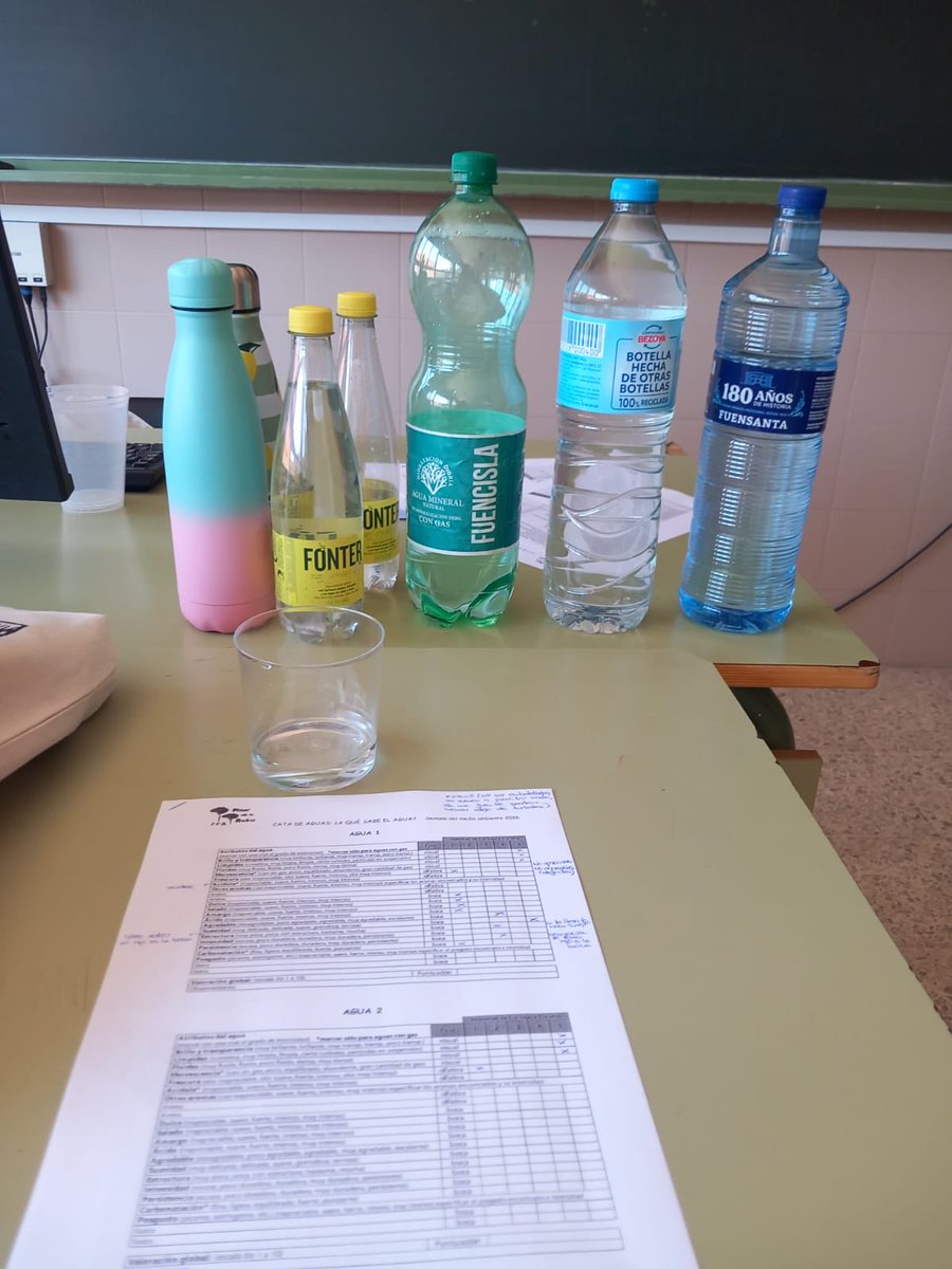 irene_adler123's tweet photo. Tercero y Cuarto de la ESO del @IesPinarOficial realiza una cata de  diferentes aguas. Esta actividad sirve para reconocer el agua como recurso natural limitado y fomentar su ahorro y el consumo responsable  y concienciar sobre el esfuerzo que requiere potabilizar el agua. https://t.co/AKKClVoRPx