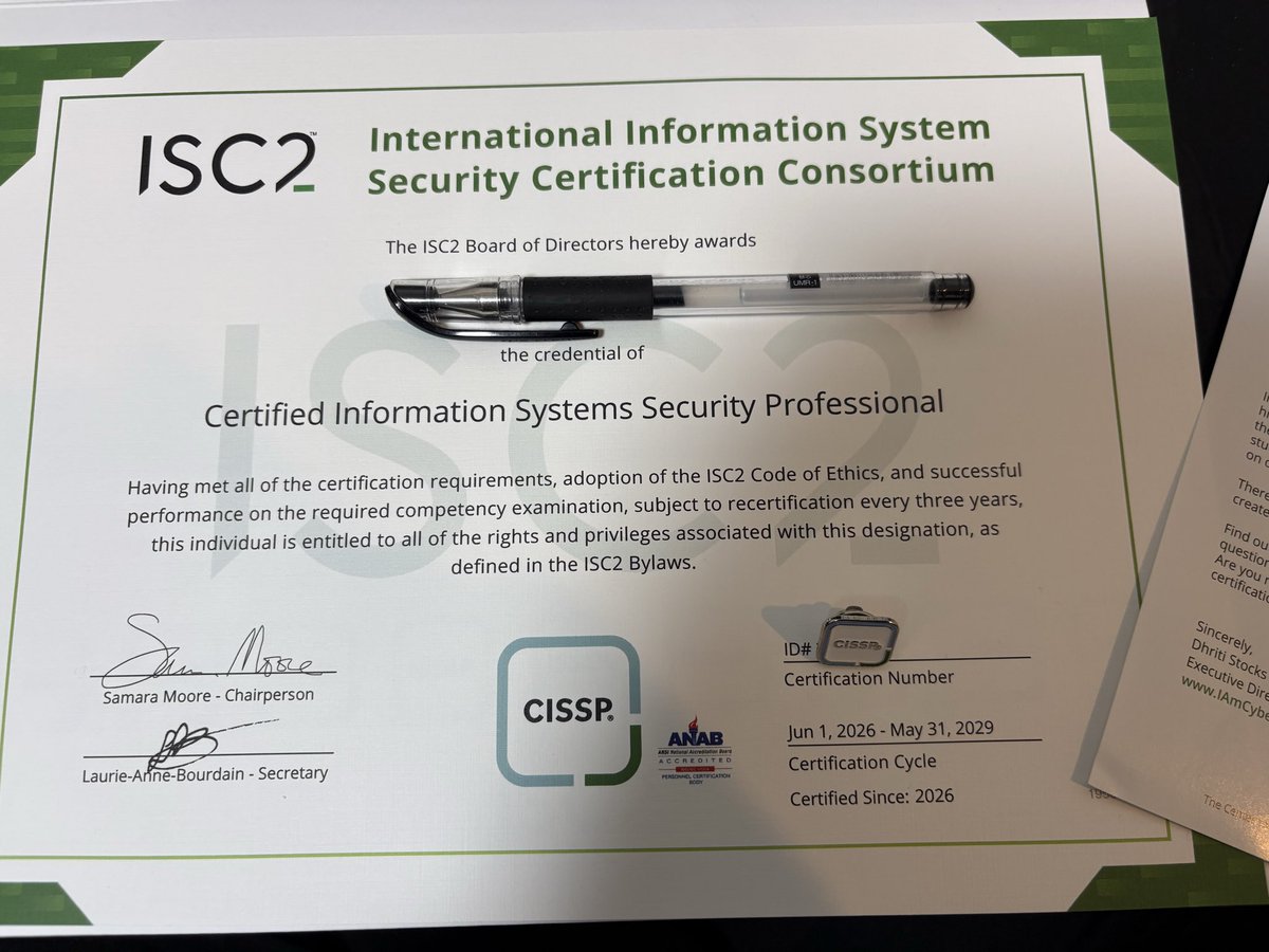 Bread_yu_zu's tweet photo. ISC2からバッジと認定証が届いた！
実務経験や能力的にはまだまだだから資格維持出来るように日頃から仕事や勉強頑張らねばな！その前にもう一個やらなあかんこともあるけど！！ https://t.co/2NbLWnpgGT