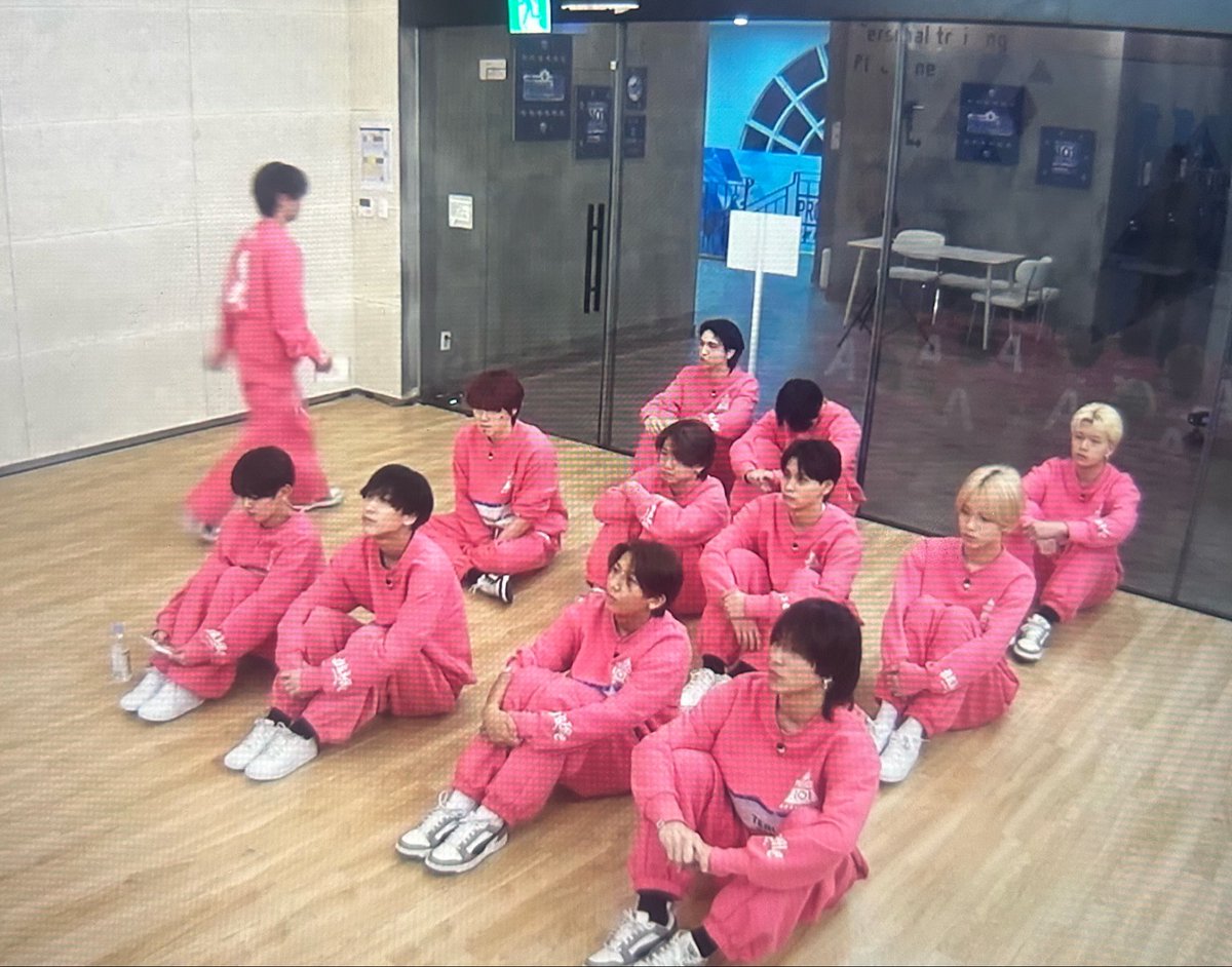 dn168fy's tweet photo. みんな体育座りしてるときグローバル組だけこれなの文化出ててほんとにかわいいメロ https://t.co/GLzGyNRJSW