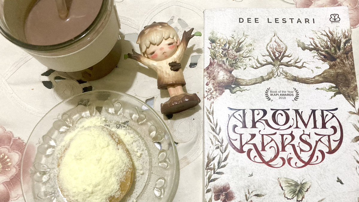 stunnerist's tweet photo. evening read ft snack time! (i swear i’m gonna finish aroma karsa tonight) hope that you guys enjoy the rest of wednesday night as well <3 https://t.co/FyfxIOlnSJ