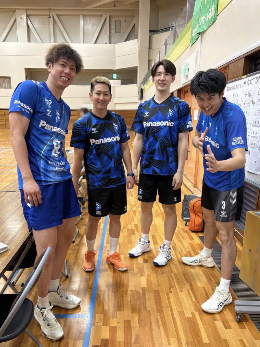 OSAKA__BLUTEON's tweet photo. 🔷ブルテオン情報🔷 
本日、枚方市で開催されたママさんバレー大会「大阪ブルテオン杯」には、 #伊賀亮平 選手、#仲本賢優 選手、#中村駿介 選手、#垂水優芽 選手、#竹内慶多 マネージャーでお伺いしました✨✨
楽しい時間をありがとうございました🙌🍀
#大阪ブルテオン
#OSAKABLUTEON https://t.co/PnC6SSoczW