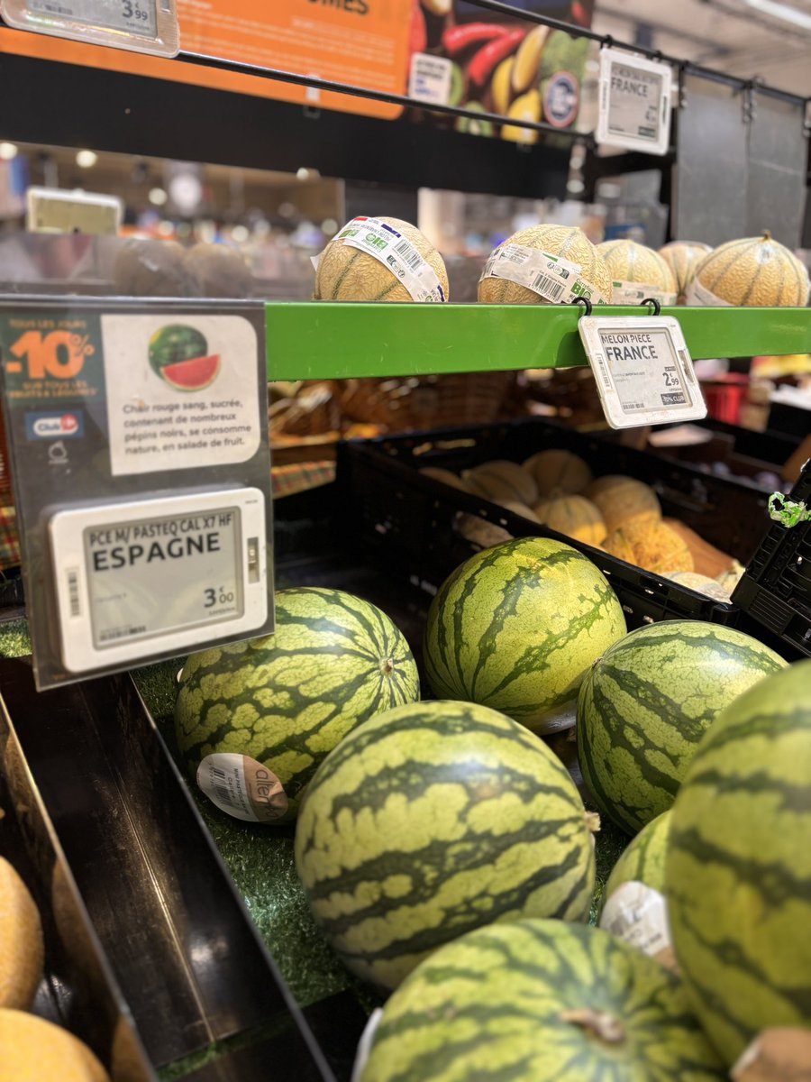 Prefecture42's tweet photo. 🇫🇷 Ce mercredi, le sous-préfet de #Roanne et deux agents de la #DGCCRF ont procédé à un contrôle pour lutter contre la francisation des produits, dans une grande enseigne du Roannais.

⏭️ Des contrôles qui s’inscrivent dans la continuité de ceux réalisés depuis le début de l’année dans les magasins de la #Loire, pour défendre les intérêts des consommateurs et producteurs ligériens et français.

🔎 Un travail minutieux de recherche de l’origine des produits est réalisé. Ce mercredi, c’est au rayon fruits et légumes que s’est concentrée l’attention des agents. 

❌ Depuis le début de l’année, 85% des contrôles ont révélés des infractions. Allant de la mise en demeure pour se mettre en conformité à des poursuites pénales.