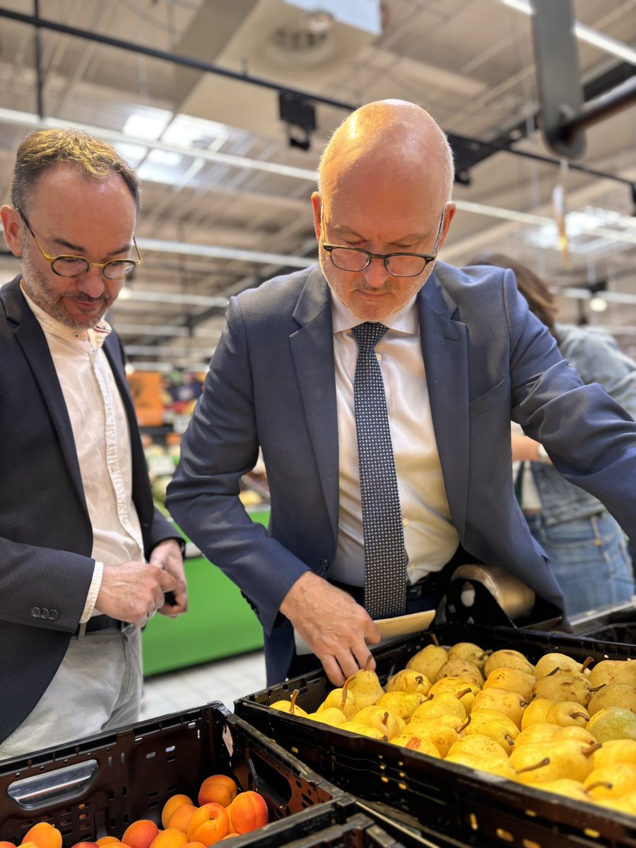Prefecture42's tweet photo. 🇫🇷 Ce mercredi, le sous-préfet de #Roanne et deux agents de la #DGCCRF ont procédé à un contrôle pour lutter contre la francisation des produits, dans une grande enseigne du Roannais.

⏭️ Des contrôles qui s’inscrivent dans la continuité de ceux réalisés depuis le début de l’année dans les magasins de la #Loire, pour défendre les intérêts des consommateurs et producteurs ligériens et français.

🔎 Un travail minutieux de recherche de l’origine des produits est réalisé. Ce mercredi, c’est au rayon fruits et légumes que s’est concentrée l’attention des agents. 

❌ Depuis le début de l’année, 85% des contrôles ont révélés des infractions. Allant de la mise en demeure pour se mettre en conformité à des poursuites pénales.