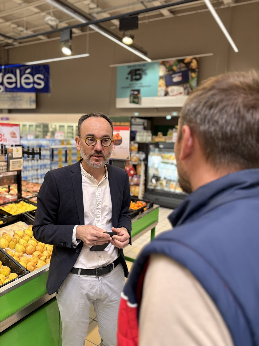 Prefecture42's tweet photo. 🇫🇷 Ce mercredi, le sous-préfet de #Roanne et deux agents de la #DGCCRF ont procédé à un contrôle pour lutter contre la francisation des produits, dans une grande enseigne du Roannais.

⏭️ Des contrôles qui s’inscrivent dans la continuité de ceux réalisés depuis le début de l’année dans les magasins de la #Loire, pour défendre les intérêts des consommateurs et producteurs ligériens et français.

🔎 Un travail minutieux de recherche de l’origine des produits est réalisé. Ce mercredi, c’est au rayon fruits et légumes que s’est concentrée l’attention des agents. 

❌ Depuis le début de l’année, 85% des contrôles ont révélés des infractions. Allant de la mise en demeure pour se mettre en conformité à des poursuites pénales.