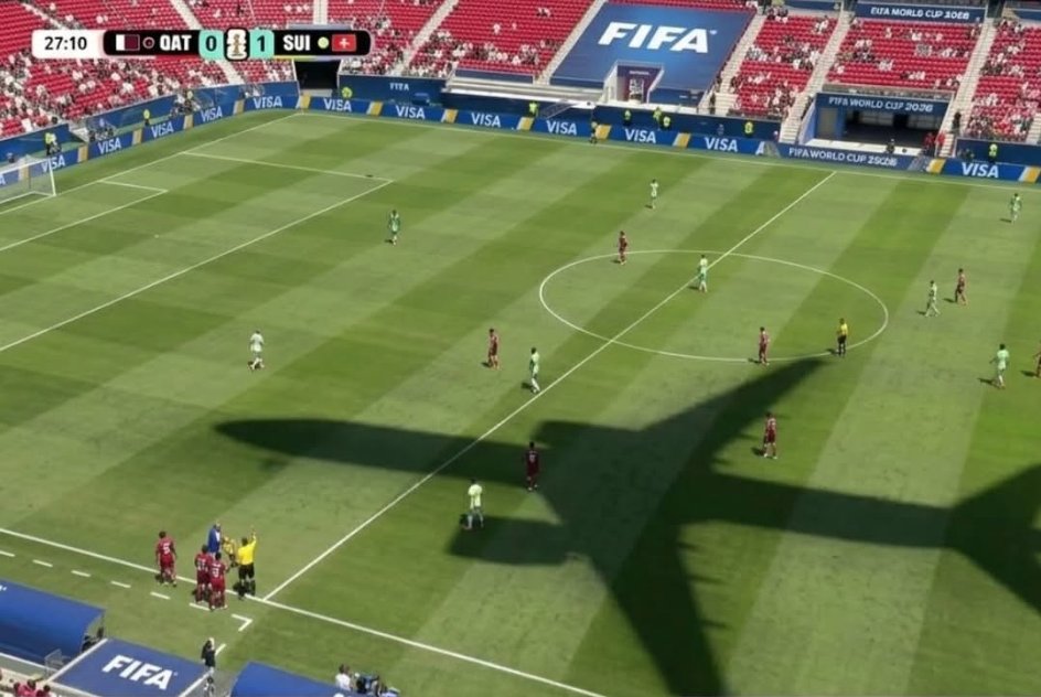 _3emeOeil's tweet photo. ⚽️✈️ Une immense ombre a traversé le terrain en pleine Coupe du Monde… et des millions de téléspectateurs l'ont remarquée 😱

Lors du match entre le Qatar et la Suisse au Levi's Stadium, une gigantesque ombre a soudainement traversé la pelouse, attirant l'attention des joueurs, des spectateurs présents dans le stade et de millions de téléspectateurs à travers le monde.

L'explication est arrivée peu après : il s'agissait de l'ombre d'un Boeing 737 de Southwest Airlines qui venait de décoller de l'San José Mineta International Airport à destination de San Diego.
Sa trajectoire est passée exactement au-dessus du stade au moment du match, créant une scène aussi rare qu'impressionnante.