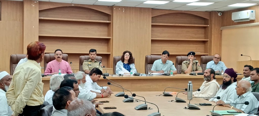 DMmahoba's tweet photo. जनपद में आगामी त्यौहार 'मोहर्रम' को शांति और सौहार्द के साथ सम्पन्न कराये जाने हेतु,आज पुलिस अधीक्षक महोबा के साथ नगर के धर्मगुरुओं,सम्मानित/वरिष्ठ नागरिकों व समाजसेवियों की उपस्थिति में शांति एवं कानून व्यवस्था बनाए रखने हेतु पीस कमेटी की बैठक की गई। इस दौरान सम्मानित नागरिकों एवं धर्मगुरुओं के द्वारा सांझा की गई जानकारी व प्राप्त सुझावों पर विस्तृत चर्चा करते हुए,संबंधित अधिकारियों को आवश्यक दिशा निर्देश दिये गये-
*  त्यौहार पूर्व की भांति और निर्धारित रूट पर ही मनाया जाये एवं ताजियों की हाइट सीमित रखी जाए।
*  सुरक्षा की दृष्टि से  निर्धारित रूट पर जर्जर/लटकते विद्युत तारों को तुरंत दुरुस्त करने एवं त्यौहार के दौरान निर्बाध विद्युत आपूर्ति बनाए रखने हेतु अधिशाषी अभियंता विद्युत को निर्देशित किया। 
*  मोहर्रम के त्यौहार व उससे पूर्व जनपद के सभी जुलूस से संबंधित मार्गों पर साफ सफाई, प्रकाश व पानी की व्यवस्था दुरुस्त करने हेतु EO नगर पालिका व ग्रामीण क्षेत्रों के लिये DPRO को निर्देशित किया।
*  शांति एवं कानून व्यवस्था बनाये रखने हेतु चिह्नित स्थलों पर मेजिस्ट्रेट व पुलिस बल की पर्याप्त तैनाती करने के निर्देश।
*  शहर के भीड़ भाड़ वाले स्थानों,चौराहों एवं बाजारों में CCTV कैमरों के माध्यम से निगरानी रखने हेतु संबंधित को निर्देशित किया गया।
*  सोशल मीडिया में अराजक तत्वों पर कड़ी निगरानी रखने व शांतिभंग करने वालों पर कड़ी कार्यवाही के निर्देश दिये गए।
** इस दौरान जनपदवासियों से आपसी भाईचारे के साथ त्यौहार मनाये जाने की अपील की गई। **
#MahobaPolice #Moharram2026 #PeaceCommittee #LawAndOrder #DistrictAdministration  #UPPolice #Peace #UttarPradesh
@UPGovt @CMOfficeUP @mahobapolice @Uppolice
@InfoDeptUP @homeupgov 
@rangechitrakoot @Commbanda1997