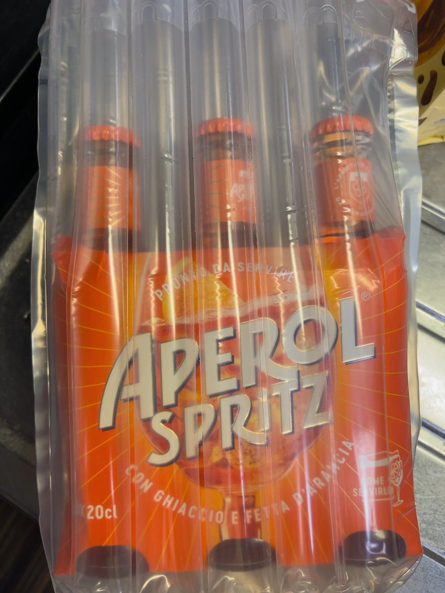 Natton21's tweet photo. あとはお酒。
アペロールと現地で飲む機会がなかったレモンチェッロのリキュール。
瓶もの買っても良いように、手動ポンプで膨らませる梱包袋持って行ったんだけど、すごい良い仕事してくれた😆

アペロール用のスパークリングワインは日本で買いますw https://t.co/AMjeylRVZN