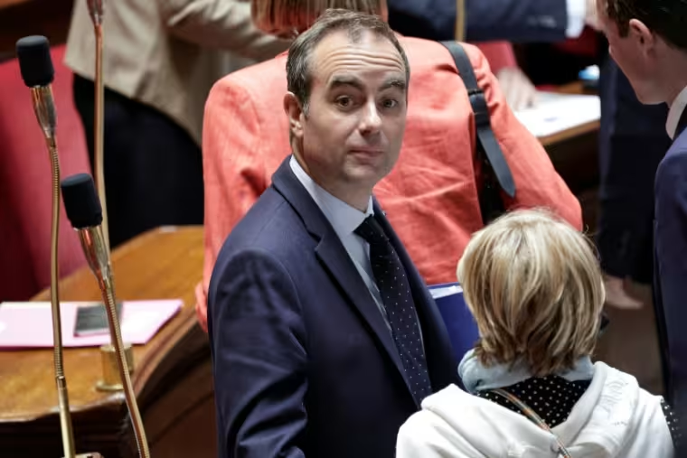 Dosinda961308's tweet photo. Je partage :

« Ingérences: Lecornu évoque des "menaces lourdes" sur la présidentielle ».

Toutes les dernières élections présidentielles ont été pipées, faussées, falsifiées, tronquées. Les premières ingérences sont conduites par les médias meanstreams au service des lobbies industrialo bancaires !

Il suffit pour s’en convaincre d’observer le parcours de Macron, fade et vulgaire petit employé de chez Rothschild, n’ayant à l’époque aucun passé ni expérience politique, totalement inconnu du public et surgissant soudainement, tel un diable de sa boîte à Meuh, pour accéder au « trône » de France en 2017.

Il est particulièrement difficile, dans le cadre de ce cas évoqué, d’y trouver la patte de l’ours russe ! Par contre, celle de l’UE et de ses dirigeants, même si certains n’ont absolument aucune légitimité car n’ayant jamais été élus, telle UVDL, elle, ne s’est pas gênée d’imposer sa griffe sur des élections présidentielles étrangères comme en Roumanie !

En attendant, et en ce qui concerne les élections présidentielles françaises de 2027, la première ingérence que nous pouvons déjà discerner est celle de notre « propre » président, et "boss" de Lecornu, qui n'a toujours pas décidé de leurs dates bien que cela aurait pourtant été du être fait depuis avril !

C’est une première absolue dans l'histoire de Ve république. Mais il est vrai qu’aucun des « poulains » de Jupiter n’est actuellement prêt, ce dernier attend probablement lui-même les consignes de ses maîtres…

https://t.co/cphzJKjXNO