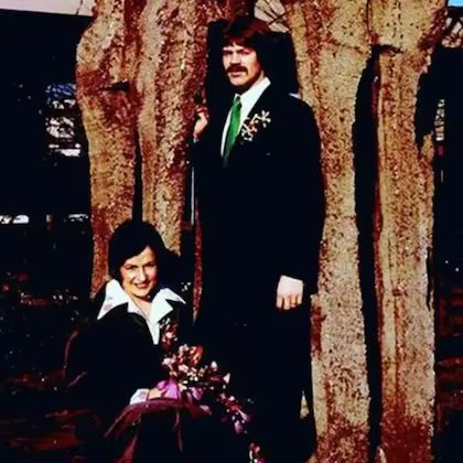 Cultination1's tweet photo. 🇳🇱👩‍❤️‍👨👋 Après 50 ans de mariage, ce couple malade et inséparable décide de MOURIR ENSEMBLE par euthanasie.

Jan Faber, 70 ans, et Els van Leeningen, 71 ans, originaires de Frise aux Pays-Bas, se connaissaient depuis la maternelle et étaient mariés depuis près de 50 ans. Ils ont choisi de MOURIR ENSEMBLE par euthanasie le 3 juin 2024.

Jan SOUFFRAIT depuis des années de douleurs dorsales chroniques insupportables. Els avait été diagnostiquée d’une démence en 2022, dont l’état s’était dégradé. Tous 2 estimaient que leurs souffrances n’avaient aucune perspective d’amélioration et REFUSAIENT de continuer à vivre avec une forte médication ou une perte d’autonomie.

Ils ont été évalués par des médecins et autorisés à mourir ensemble. Leur fils a décrit un DERNIER REPAS  en famille, des souvenirs et de la musique avant l’arrivée des médecins. Els van Leeningen et Jan Faber sont décédés ensemble le 3 juin 2024 après avoir reçu des médicaments mortels.
(BBC)