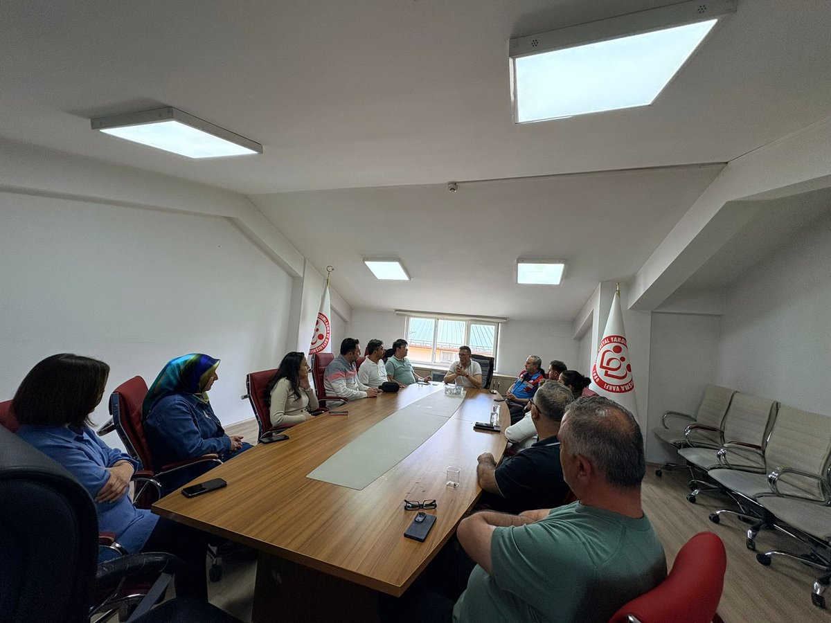 koopissivas's tweet photo. Koop-İş Sendikası Sivas Şube Başkanımız Ümit Gülender, Sivas Merkez Sosyal Yardımlaşma ve Dayanışma Vakfı'nı ziyaret ederek vakıf çalışanı üyelerimizle bir araya geldi.
#KoopİşSendikası #Sivas
#SYDV
#SosyalYardımlaşma ve #Dayanışma @uglender
@KOOPISSENDIKASI
@koopissivas https://t.co/Rn5J7zeBXt