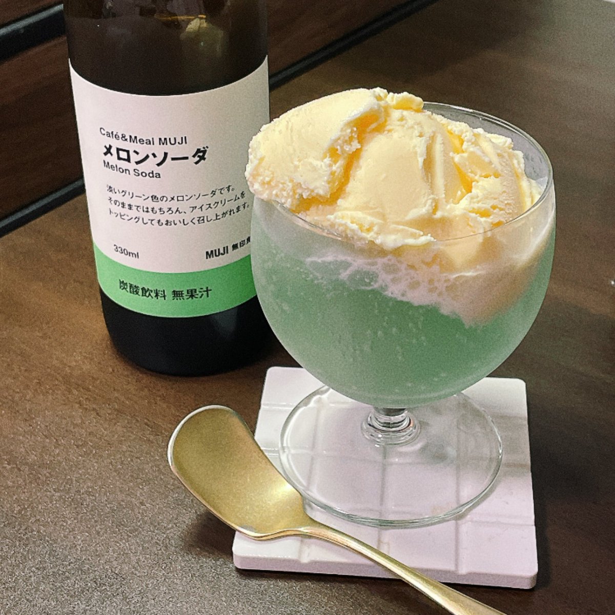starlightfish55's tweet photo. 大人だから夜にクリームソーダ作ってもいい https://t.co/LszTEn3p4M
