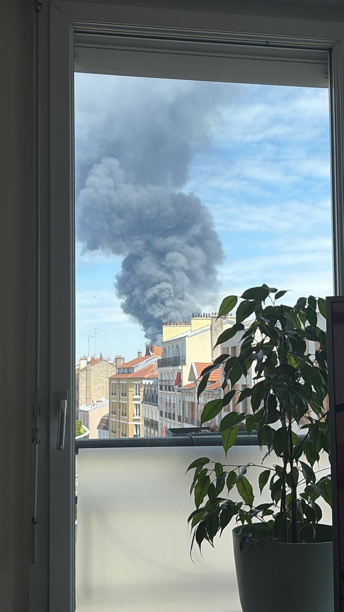 Allys2b's tweet photo. #incendie depuis Les Lilas https://t.co/fqt3WH8Q6C