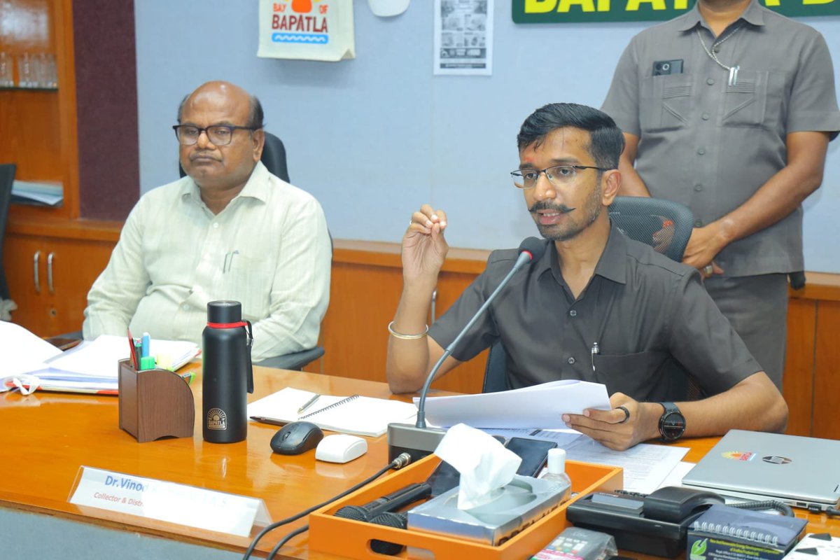 collectorbaptla's tweet photo. బాపట్ల, తేది:16-06-2026
- నీట్ పరీక్షలను అత్యంత బాధ్యతతో పకడ్బందీగా నిర్వహించాలని జిల్లా కలెక్టర్ డాక్టర్ వినోద్ కుమార్ వి., ఐ.ఏ.ఎస్. గారు అధికారులను ఆదేశించారు. జూన్ 21న చీరాలలోని రెండు కేంద్రాల్లో 590 మంది అభ్యర్థులు పరీక్షకు హాజరవుతారని తెలిపారు. అలాగే బాపట్లలో నిర్వహించే రెండేళ్ల నమ్మకం కార్యక్రమాన్ని విజయవంతం చేసేందుకు అన్ని శాఖలు సమన్వయంతో పనిచేయాలని సూచించారు.
#NEET2026 #RendellaNammakam #BapatlaDistrict #GoodGovernance #AndhraPradeshGovt