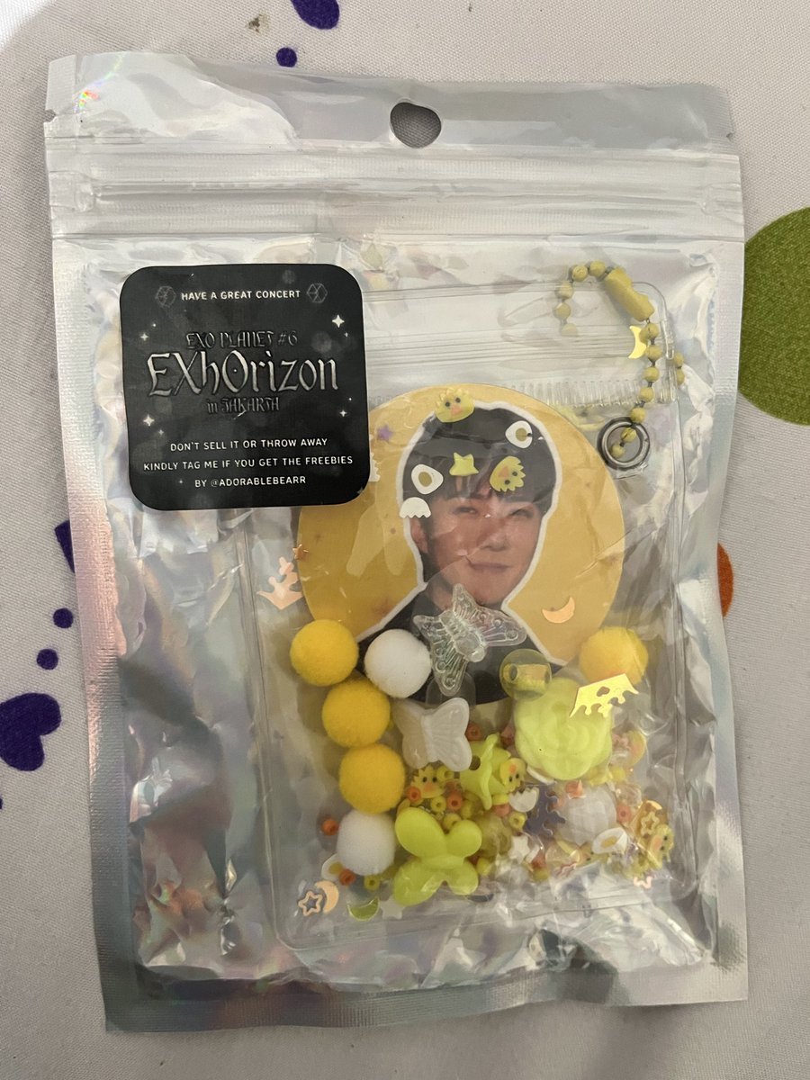 kyramisucake's tweet photo. @hand_karin @chanything_ Freebies online dari kak @adorablebearr makasih banyak yaa kk, lucu banget mini uchiwa sehunnyaa🥰 https://t.co/RMwcjODF4i