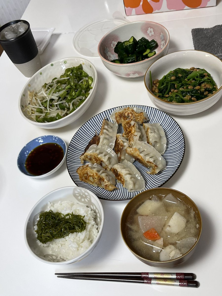 dantonakko's tweet photo. 夕ごはん🍚
餃子
もやしビーマンナムル
ほうれん草納豆和え
豚汁

野菜料理ワンパターンになりがち💦
手間かからず美味しいっての何かないもんか🤔
ダンナはサラダ🥗しか言わないし😂 https://t.co/FjfzCZJ2ZW