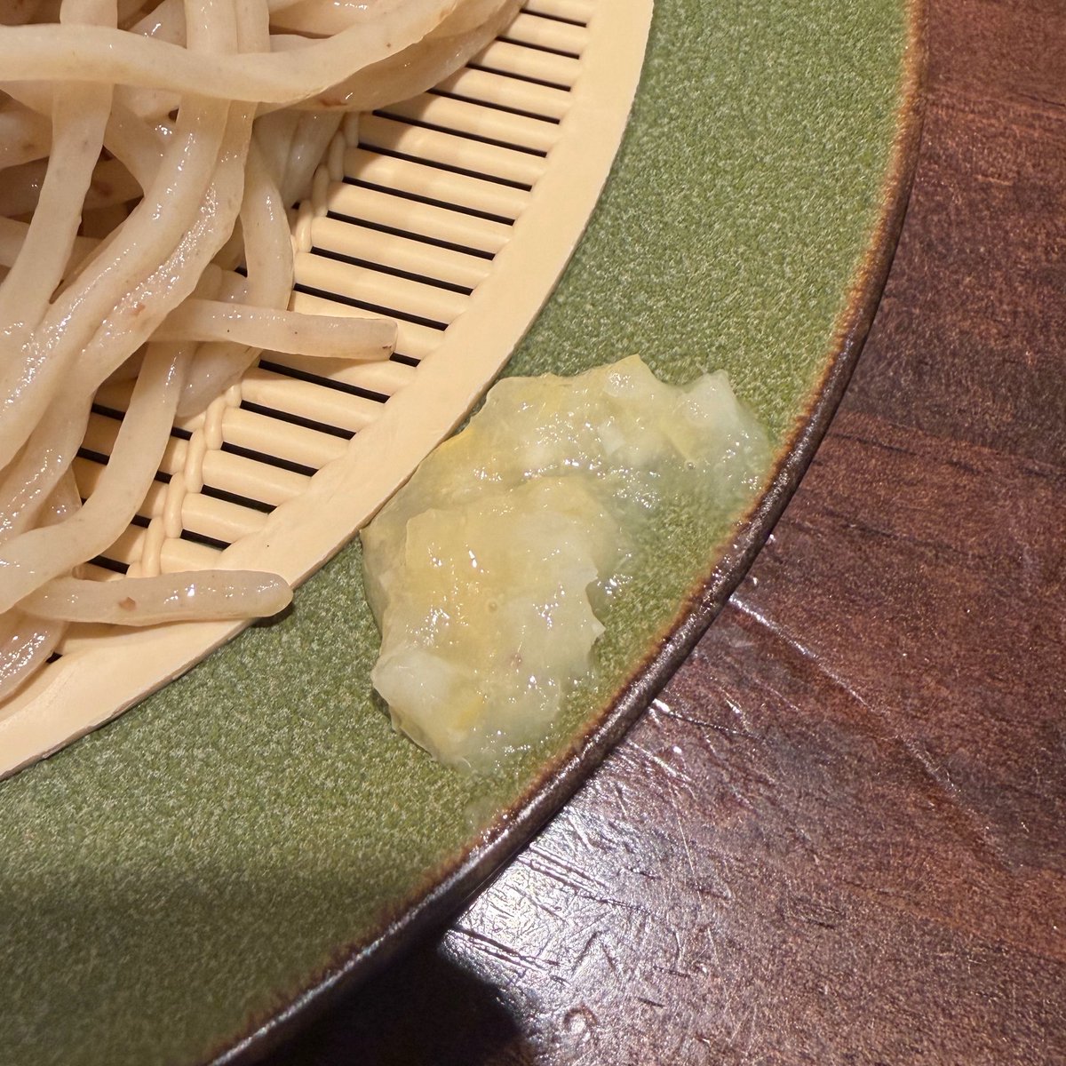 air_channel0601's tweet photo. 中華そば榮田のつけそばには麺によく合う季節の柑橘類や柚子胡椒、辛味噌が付くことがあります(在庫次第です。すいません)

今日は好評頂いている塩レモン(日々改良中)を仕込みました！
麺につけて食べるとすっきり爽やかでとても美味しいです。
私はチャーシューに付けて食べることにハマってます🍺 https://t.co/QL7kLp8ci3