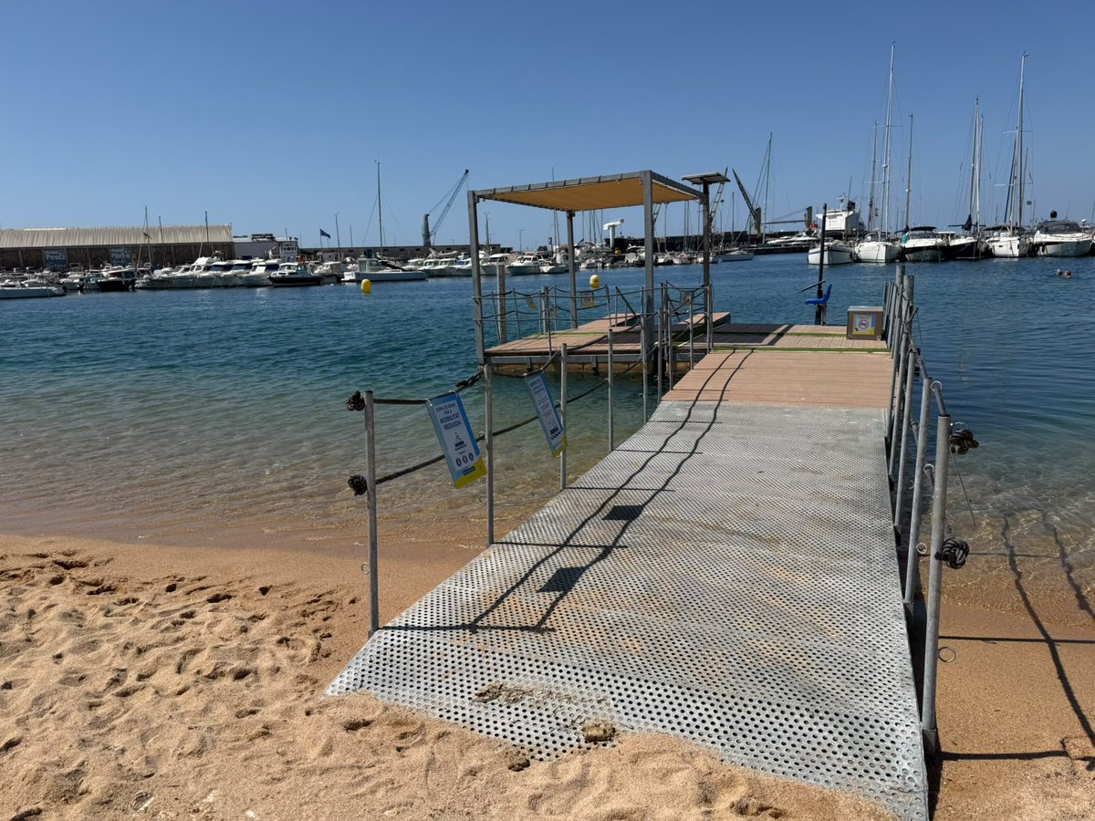 AjPalamos's tweet photo. La platja Gran de Palamós consolida l’accessibilitat al bany amb la posada en funcionament de la plataforma adaptada, un any més ✅♿

La plataforma permet l’accés autònom a l’aigua a les persones amb mobilitat reduïda. 

https://t.co/s1nqvWa3EW https://t.co/Bnpx5L55MY
