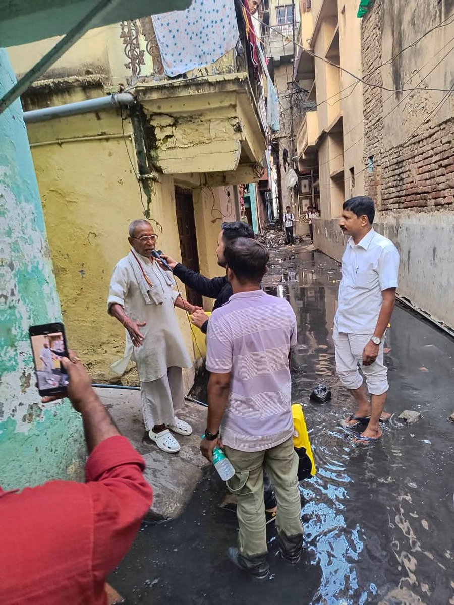 AdityaJhamohan's tweet photo. सरकार चाहे तो कुछ भी रातों-रात ठीक हो सकता है, लेकिन सरकार चाहती ही नहीं। अब बांकीपुर के इस इलाके को ही ले लीजिए। 8 दिन पहले हमलोग इस इलाके में गए थे। पिछले 10 महीने से इस इलाके में पानी था। लोग अपने घर से नहीं निकल पा रहे थे। लेकिन आज स्थानीय जनसुराज कार्यकर्ता ने खबर किया है की जनसुराज द्वारा इस मुद्दे को उठाने के बाद सरकार हड़बड़ा के काम करवा रही है, सड़कों की सफाई शुरू हो गई है, पानी निकाला जा रहा है। शायद सरकार इंतजार कर रही थी। इस एक सप्ताह में ये तीसरा उदाहरण है की जनसुराज संघर्ष वाहिनी द्वारा मामले को उजागर करने के बाद सरकार ने बांकीपुर में महीनों से लंबित काम को हड़बड़ा के तुरंत करवाया है।