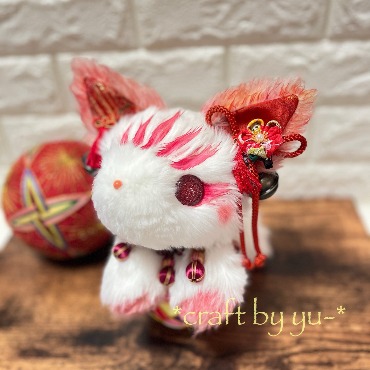 craft_by_yu's tweet photo. くたくた白狐•改　炎属性の子ができました！白狐•改の子たちは、国産のフェイクファーを使っています。
毛足が長く密なのでふさふさ😊
パーツごとにカットしたりトリミングしたりかなり手をかけています。
耳には、鈴と飾りも盛り気味にしていますよ♪この子もデザフェスに連れて行く予定です https://t.co/iJGFFJJuMU