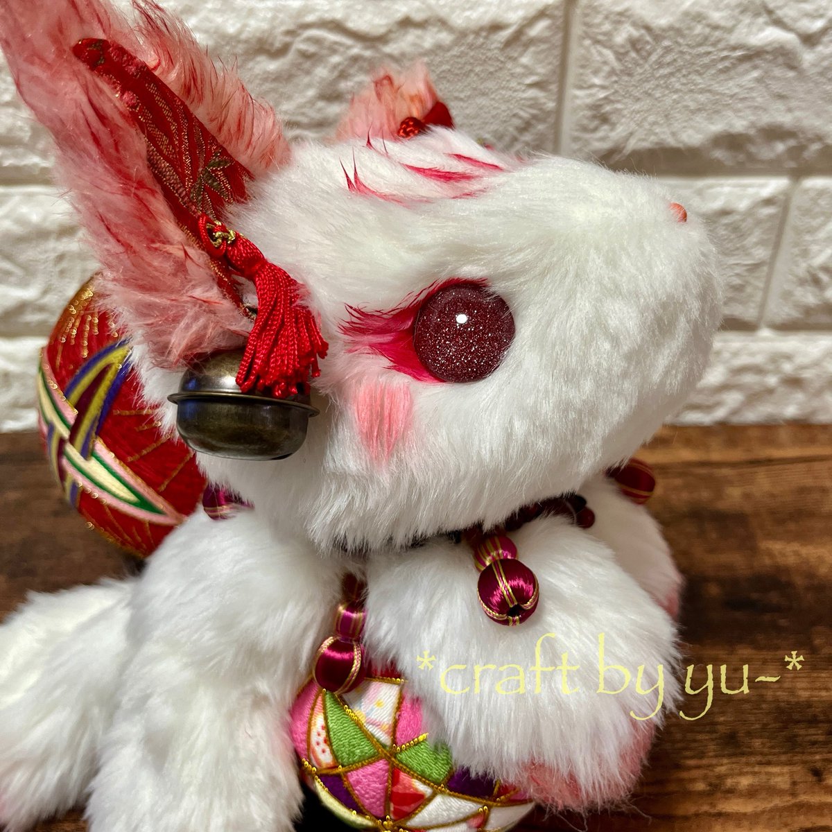 craft_by_yu's tweet photo. くたくた白狐•改　炎属性の子ができました！白狐•改の子たちは、国産のフェイクファーを使っています。
毛足が長く密なのでふさふさ😊
パーツごとにカットしたりトリミングしたりかなり手をかけています。
耳には、鈴と飾りも盛り気味にしていますよ♪この子もデザフェスに連れて行く予定です https://t.co/iJGFFJJuMU