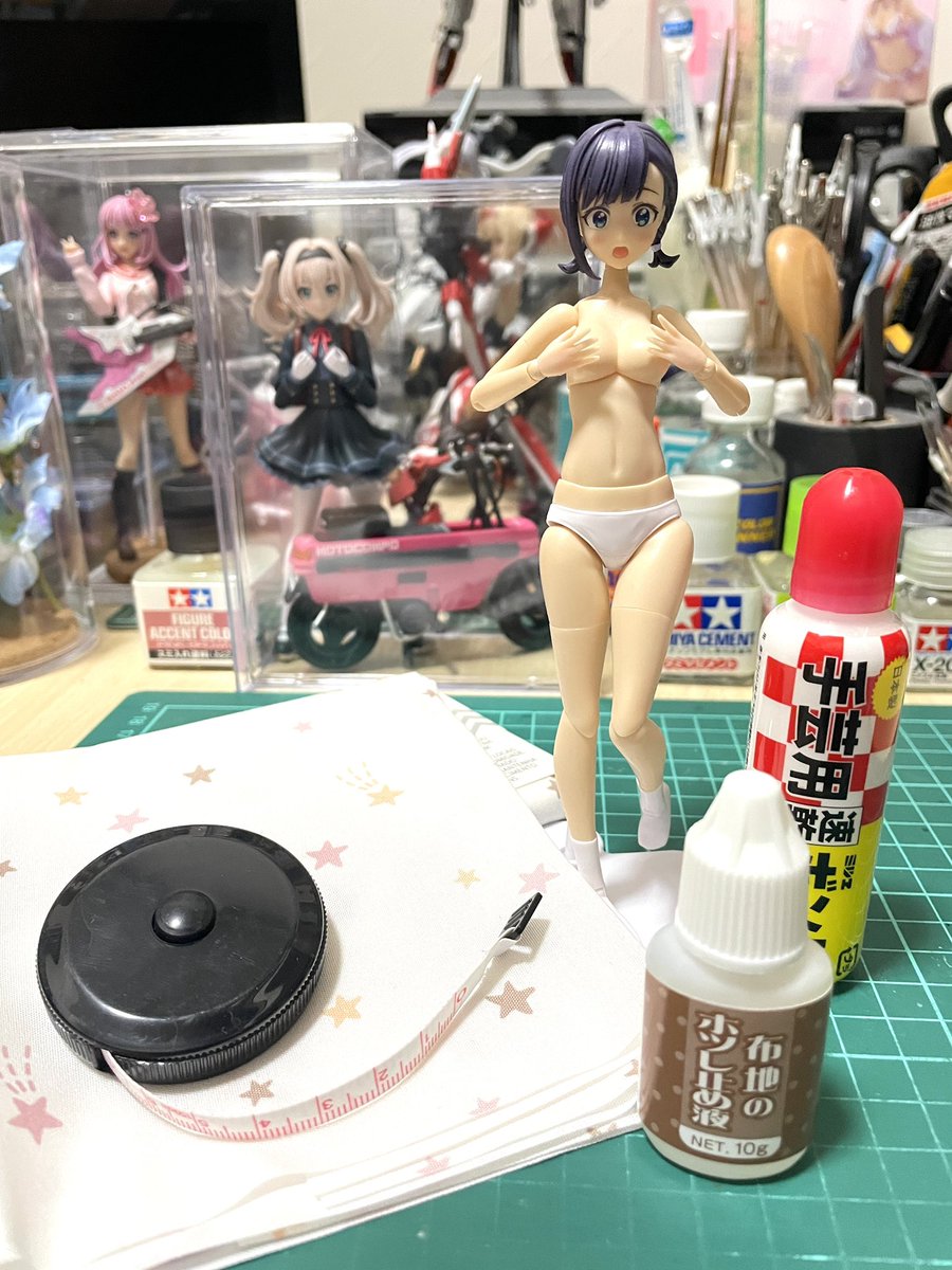 tsuta_y's tweet photo. 先日作った暦ちゃんですが、ポーズが地味子ちゃんだったので明るめに変えてみました
あざとい

創彩ってヘッドパーツが余るんで、オプションボディと合わせて布服作って着せてみようと思い100均で買い揃えてみたけど

とっかかりをどーしたらいいかわからん…

#創彩少女庭園 https://t.co/1GuiJO64QH