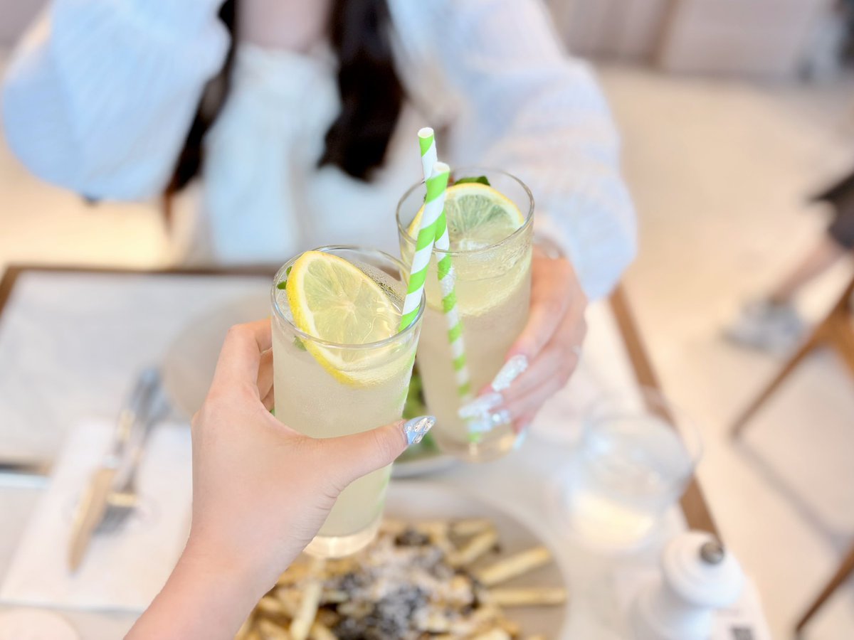 roya__etoile72's tweet photo. 📍Sarabeth’s (サラベス) 表参道店

ここのポテト、過去一ありえん量のトリュフがかかっててやばい‼️芋食べきったのにトリュフが残るの初めて見たWW😂

テーブルも全部大理石でネ申✨️
かなり賑わっていたので土日は予約がおすすめです◎ https://t.co/SaeGSc9Ebi