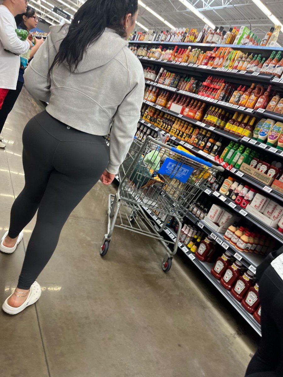 JaredTouch808's tweet photo. Shopping Hits different in leggings. #candid #candidshot https://t.co/CCXtJeI5P3