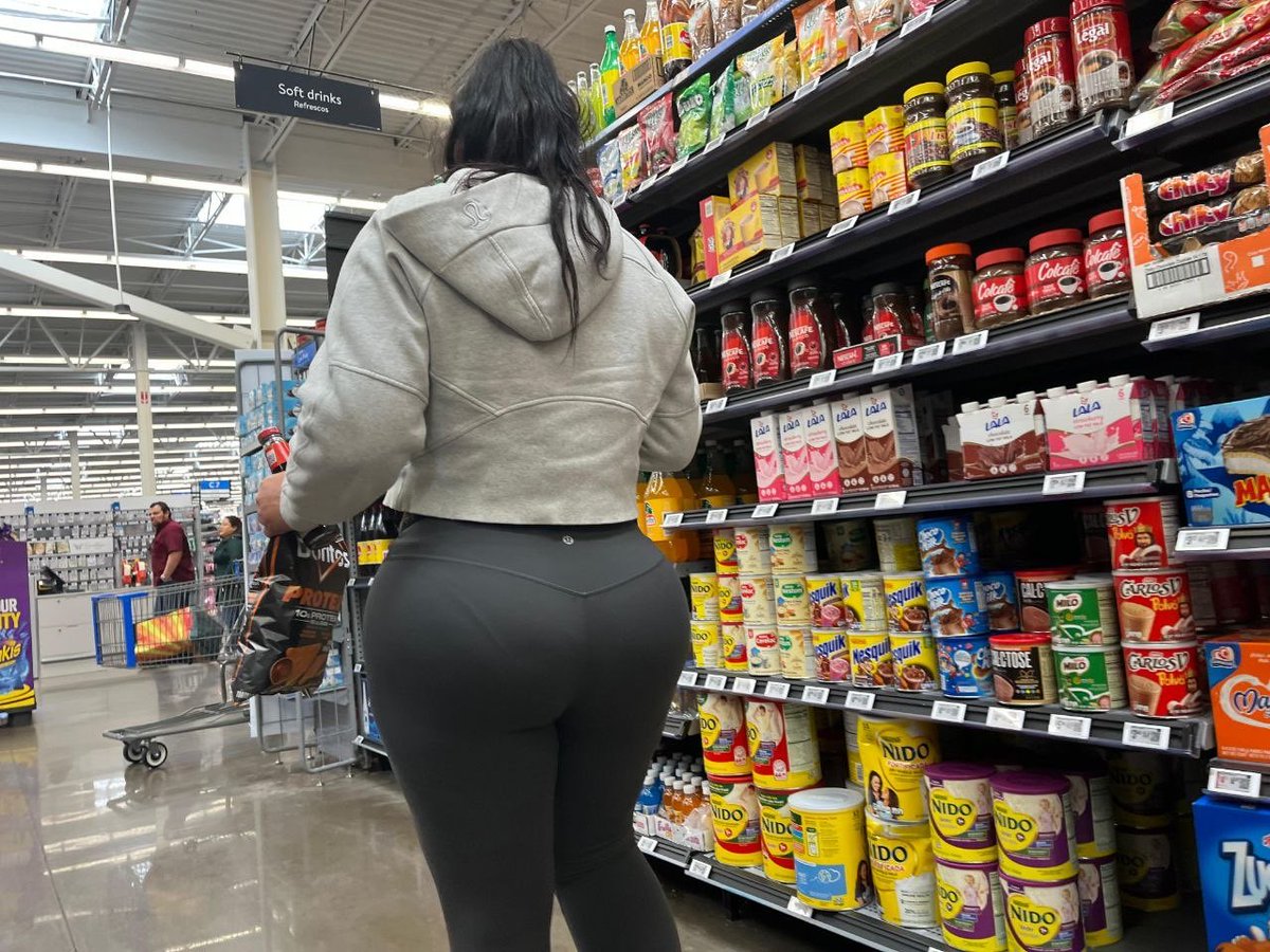 JaredTouch808's tweet photo. Shopping Hits different in leggings. #candid #candidshot https://t.co/CCXtJeI5P3