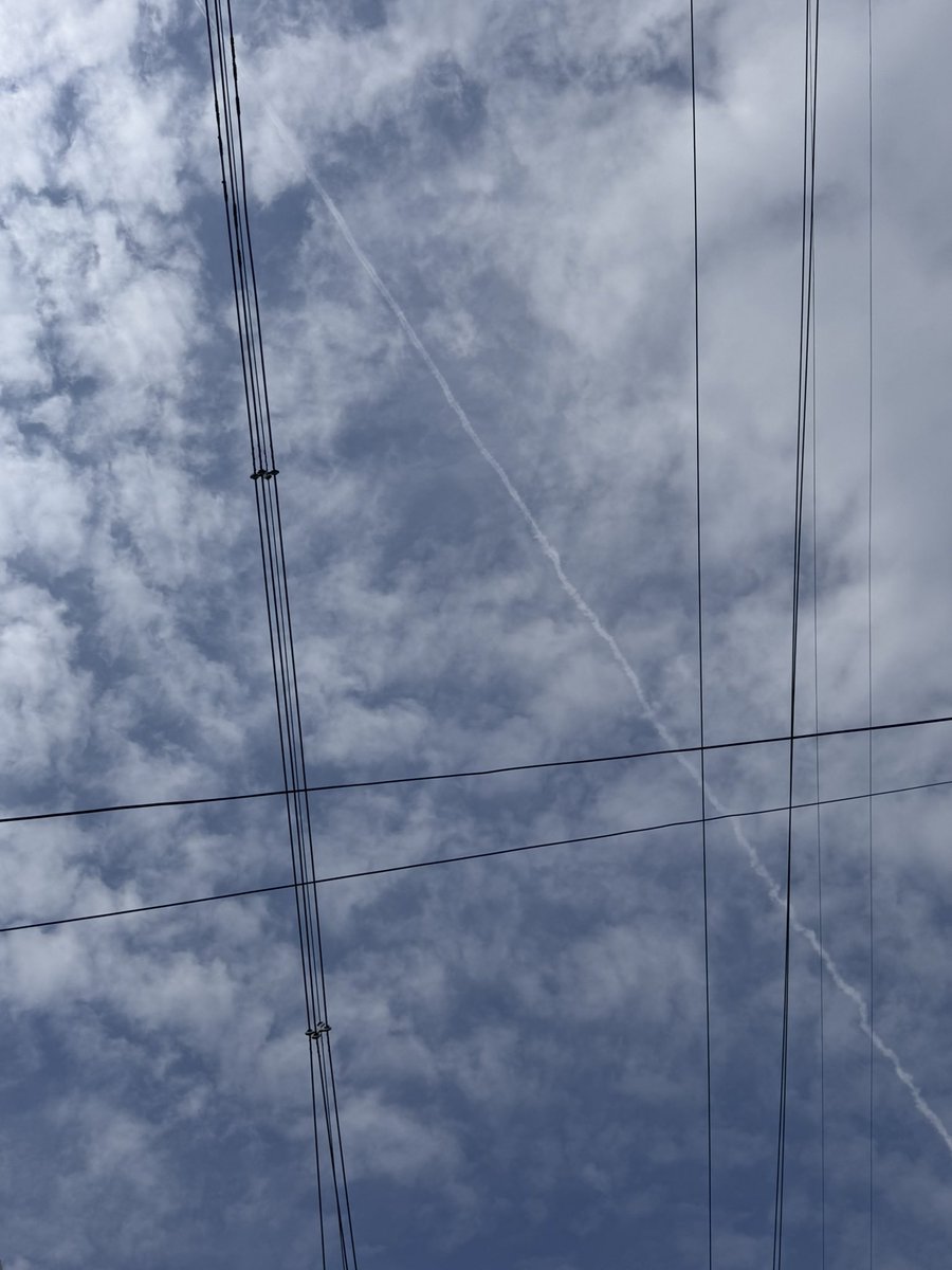 ryusons's tweet photo. 電線と飛行機雲からの空
飛行機雲が見事に斜めにかかってました！

#空 #sky #飛行機雲 #電線 #大阪 
Instagram @ryusons https://t.co/NjGoqpZWVS