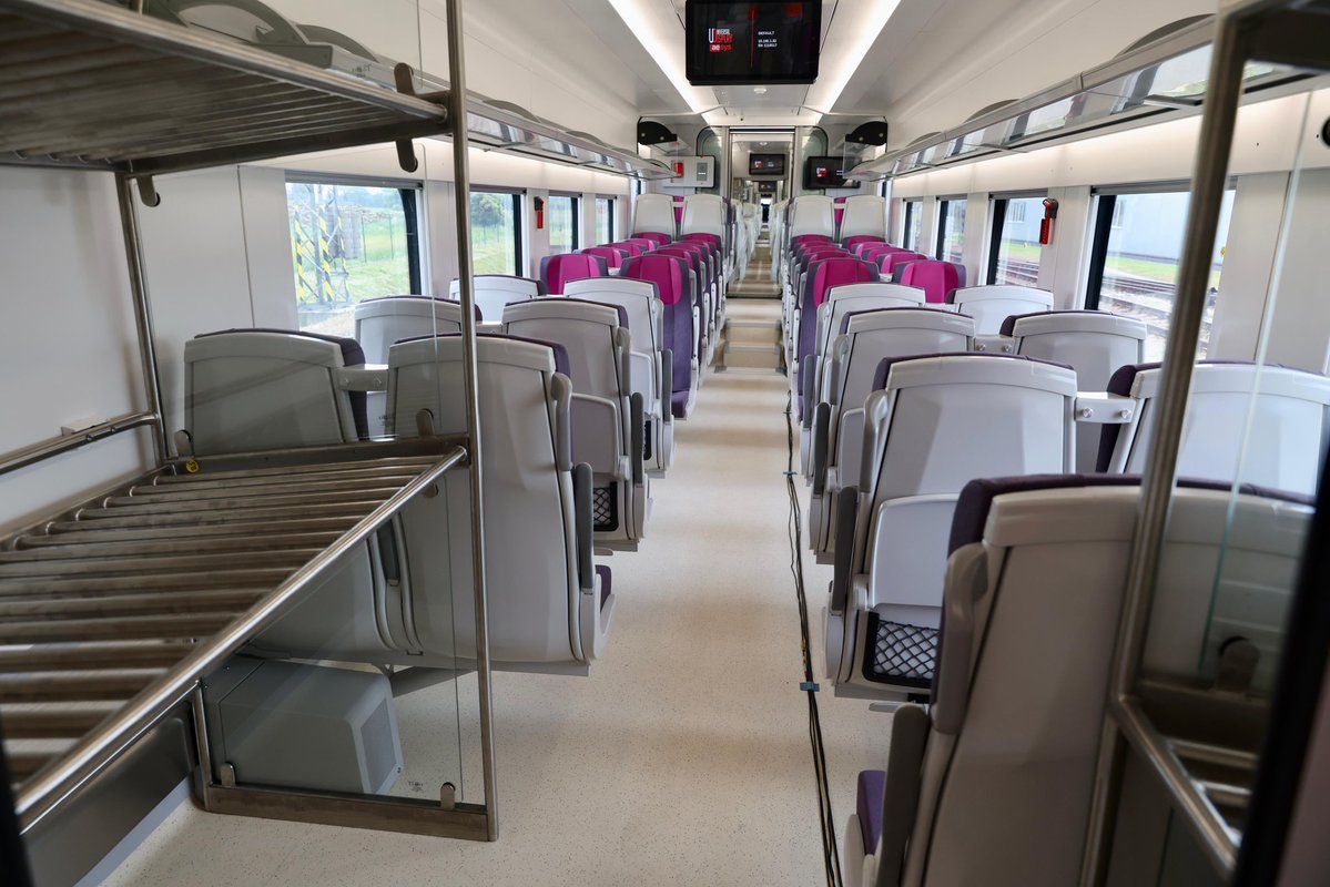 oscar_puente_'s tweet photo. Así son los nuevos trenes que he podido ver hoy y cuyas primeras unidades serán para el tramo valenciano del Corredor Mediterráneo 👇 https://t.co/td8bJTjo2h