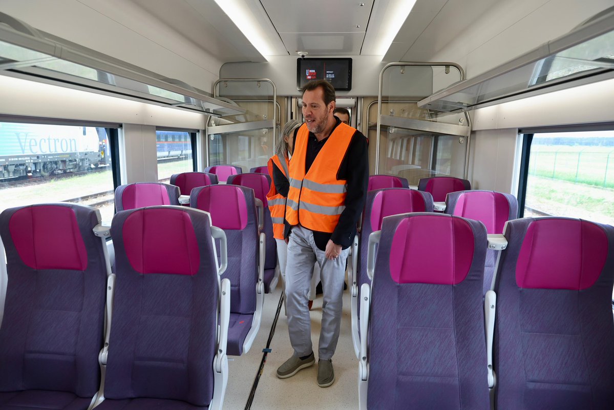 oscar_puente_'s tweet photo. Así son los nuevos trenes que he podido ver hoy y cuyas primeras unidades serán para el tramo valenciano del Corredor Mediterráneo 👇 https://t.co/td8bJTjo2h