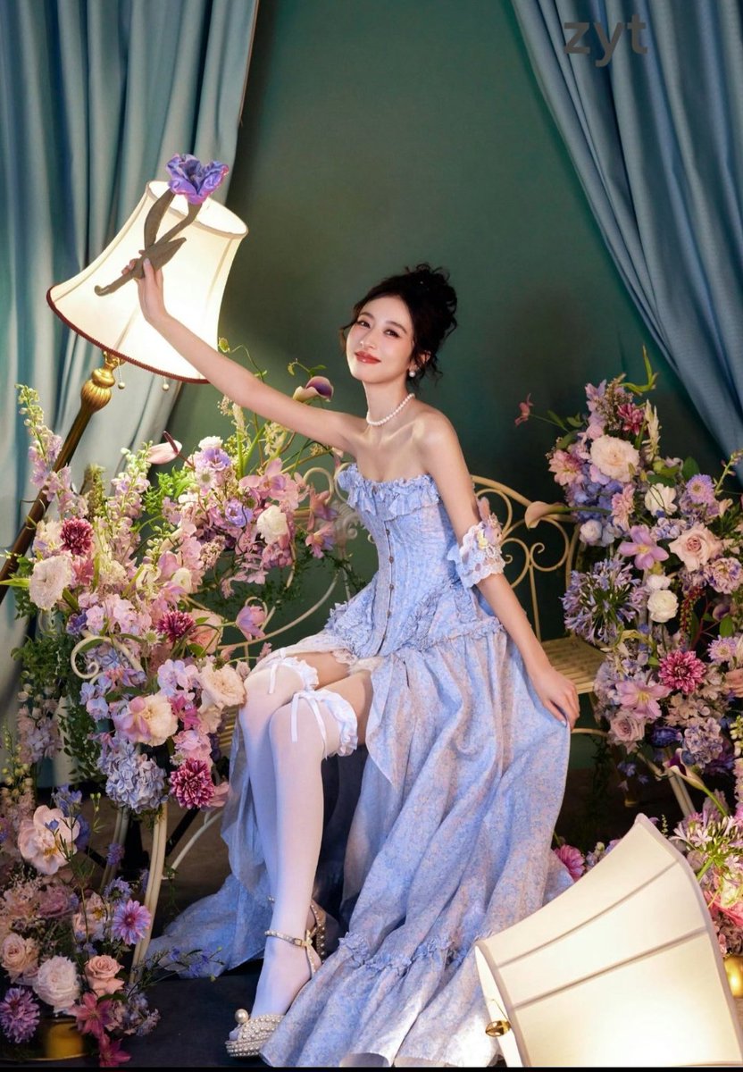 glatier's tweet photo. la Reina de las películas LE ... ZYT ( 31 )  y el Rey de las flores. WL ( 26) 
El traje le hace mérito a la Reina se le vee cómodo.  Debe tener experiencia con ése tipo de traje
El niño LL todo el mundo ya  conoce sus muecas y msjes a quienes van dirigidos🌹🌵🍓🍒🍎🍏🍐🫐🍟🤪 https://t.co/fJDk7wZvKO