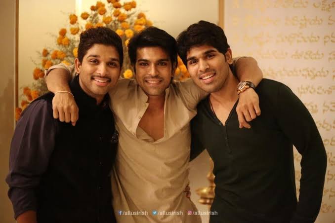 FilmyBowl's tweet photo. #RamCharan, #AlluArjun, #AlluSirish మధ్య ఉన్న బాండింగ్ మాటల్లో చెప్పలేనిది! 🤝❤️

రూమర్స్ వస్తుంటాయి.. ట్రెండ్స్ మారుతుంటాయి.. కానీ ఈ బ్రదర్‌హుడ్ మాత్రం ఎప్పుడూ స్ట్రాంగ్‌గానే ఉంటుంది. 💯🔥

Allu Bros &amp; RC — Always Together! 🦁🤝🐎

@AlwaysRamCharan @alluarjun @AlluSirish https://t.co/nep1RL0eNB