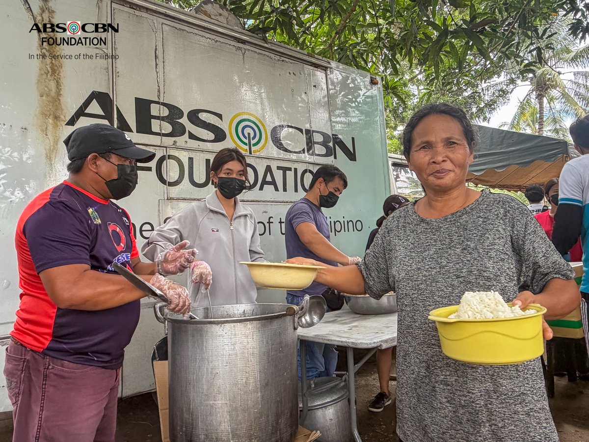 ABSCBNFI_ph's tweet photo. Sa mga panahong tulad nito, mas napapatunayan nating may lakas sa pagtutulungan at pagdamay sa isa't isa. ❤️💚💙
#TulongTulongKapamilya #InTheServiceOfTheFilipino #ABSCBNFoundation #SagipKapamilya https://t.co/hukIpkbTtF