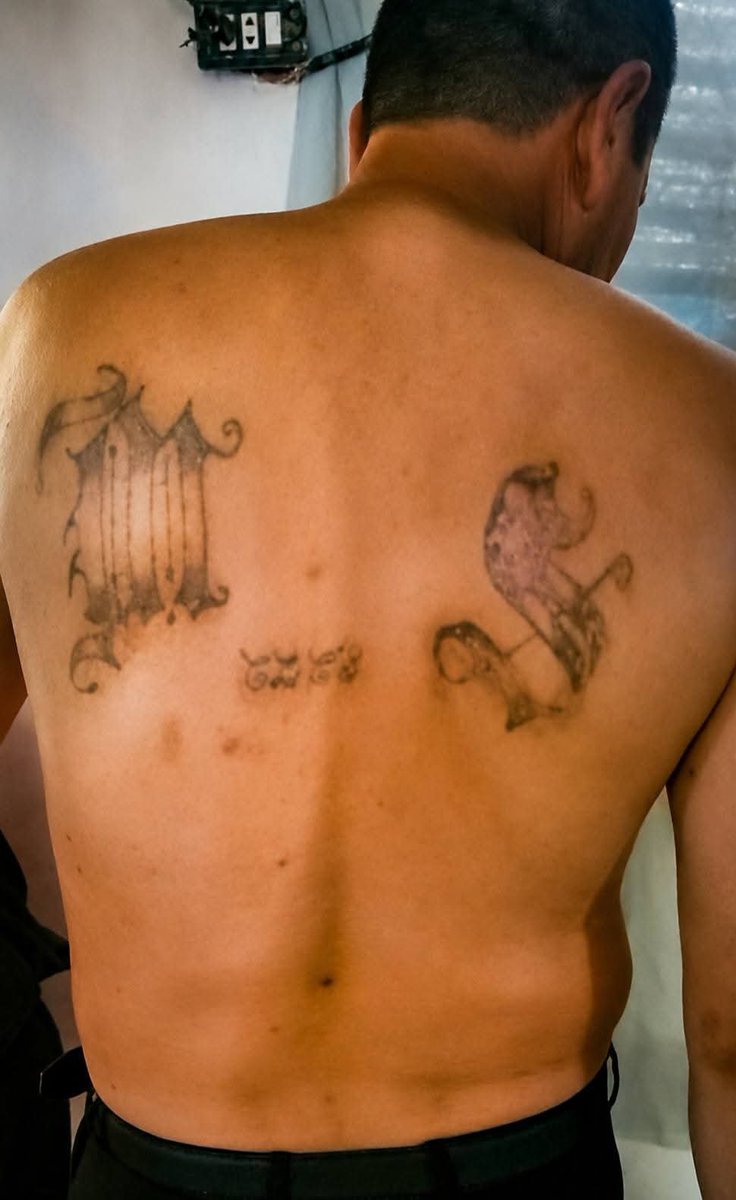 ElJusticiero_SV's tweet photo. 🚨UN PASTOR FALSO NO PUDO ESCAPAR; TENÍA LA ESPALDA TATUADA DE LA MS-13

​Se le acabó la farsa a otro criminal que pretendía ocultarse detrás de la fe. Las fuerzas de seguridad capturaron a un peligroso miembro de la estructura MS-13 alis "Gato sonto" falso profeta #RT SÍGUENOS https://t.co/DDnqXjrOnl