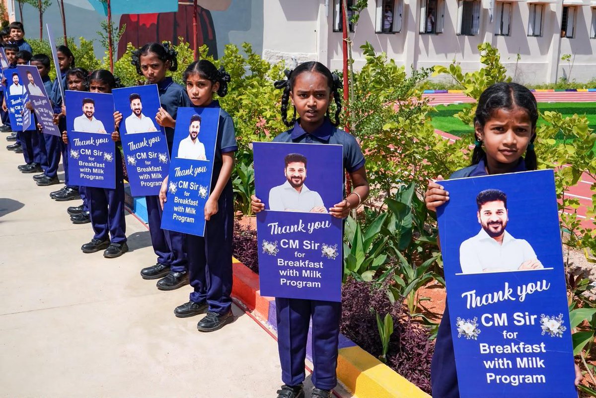 revanth_anumula's tweet photo. ఉదయం ఇంటి ముంగిట బస్సెక్కి…
పగలంతా బడి ఒడిలో జ్ఞానం నేర్చి…
సాయంత్రం ఇంటి ముంగిటకు చేర్చి…
రేపటి తరాన్ని తయారు చేస్తూ… 
బిడ్డల భవితను తీర్చిదిద్దే అక్షర ఆలయం… 
“తెలంగాణ పబ్లిక్ స్కూల్” 
విద్య విషయంలో నా కల నిజమైన సందర్భంలో…
విద్యార్థులు, ఉపాధ్యాయులతో కాసేపు.

#TelanganaPublicSchool #EducationForAll #FutureOfTelangana #QualityEducation  #TeacherEmpowerment #TelanganaRising  #TelanganaDevelopment