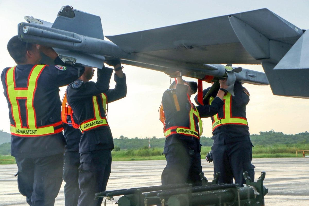 aag_th's tweet photo. 🇹🇭🇸🇪🇺🇸Royal Thai Air Force #Saab @Saab #Gripen D live firing @RTX_News AIM-9M #Sidewinder air to-air #Missile over Gulf of #Thailand 
#AirForce @RtafNews #กองทัพอากาศ #RTAF #Aircraft @GripenNews https://t.co/u4uEma5ksd