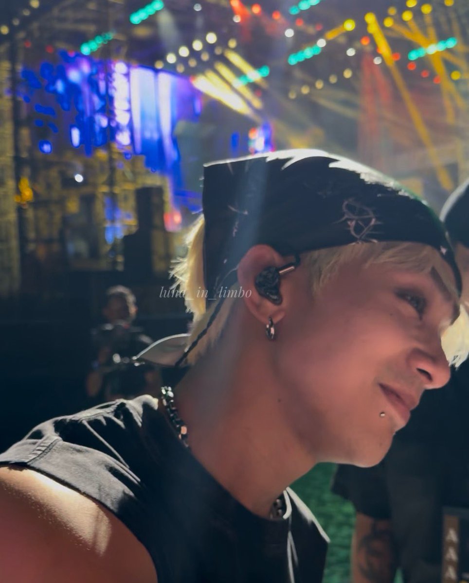 luna_in_limbo's tweet photo. Bec y’all are too kind, here’s Poreless Josh™️ at the WaS con from my friend who was at the barricade but has no stan acct and is too shy to post 😭 https://t.co/LyiCr7ZlaH