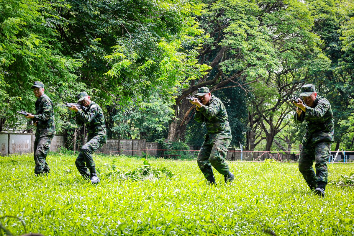 24thmilitary_pr's tweet photo. “ทดสอบขีดความสามารถในการปฏิบัติการรบเป็นทีม”
หน่วยฝึกฯ มทบ.24 ดำเนินการฝึกการปฏิบัติการรบด้วยวิธีรุก รับ และการร่นถอย ให้แก่ ทหารใหม่ ผลัดที่ 1/69

#น้องคนเล็ก #BootCamp169 #RTA #ยกระดับการฝึก
#ศูนย์ประชาสัมพันธ์มณฑลทหารบกที่24 
#กองทัพภาคที่2
#กองทัพบก https://t.co/vrE2JBuKNZ