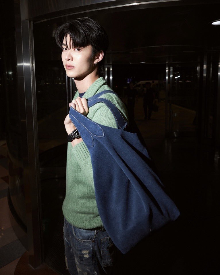 LOfficielThai's tweet photo. #TravelInStyle มีน–นิชคุณ กับแอร์พอร์ตลุคจาก #PoloRalphLauren ก่อนเดินทางสู่มิลานเพื่อร่วมงาน Purple Label &amp; Polo Ralph Lauren Spring 2027 Collections ในสไตล์ American Heritage อันเป็นเอกลักษณ์ของแบรนด์

#LOfficielThailand
#meennicha8 https://t.co/HCvwmLR75A
