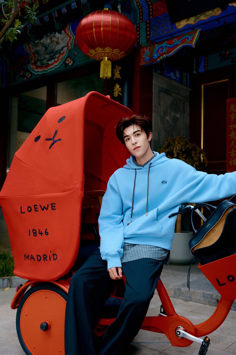 patrick_thfc's tweet photo. 260617 | #LOEWE

ʚ🐰ɞ

แพทริคร่วมงานฉลองครบรอบ 180 ปีของ LOEWE โดยได้ร่วมนำเสนอประเป๋ารุ่น Amazona 180 คอลเลกชันใหม่ล่าสุดฉลองครบรอบ 180 ปี 

#แพทริค #PatrickFinkler 
#尹浩宇 #แพทริคณัฐวรรธ์ 

นำกระเป๋ารุ่นไอคอนิกของ LOEWE มาตีความใหม่อีกครั้ง โดยใช้ภาพลักษณ์ของสิงโตถ่ายทอดจิตวิญญาณความสนุกสนาน และขี้เล่นของแบรนด์

คอลเลกชันนี้วางจำหน่ายที่บูติกแล้ววันนี้ ขอเรียนเชิญทุกท่านแวะเข้ามาค้นพบสิ่งน่าสนใจเพิ่มเติมได้เลย